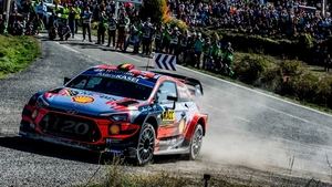 Neuville lidera y busca un imposible