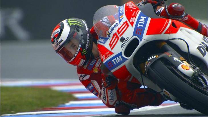 Dovizioso da primero y Lorenzo estrena carenado