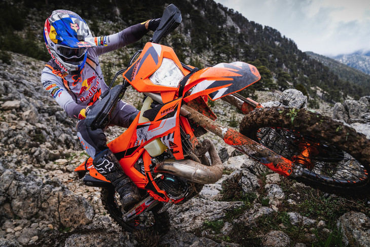 Nueva KTM 300 EXC HARDENDURO 2024, la elección de los campeones de las competiciones más extremas