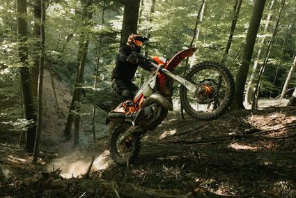 Nueva KTM 300 EXC HARDENDURO 2026: La moto definitiva para competiciones de enduro
