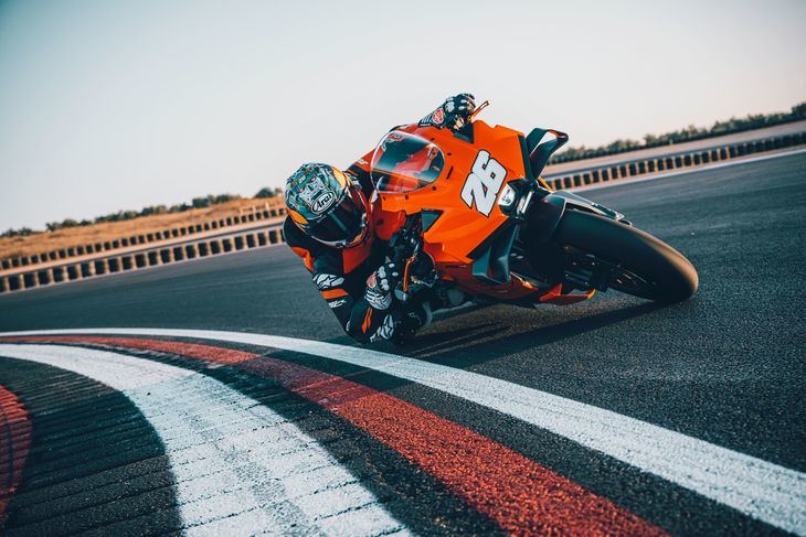 Nueva KTM 990 RC R 2026: La superdeportiva que promete revolucionar las pistas y carreteras