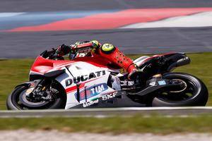 Iannone, Lorenzo y Dovizioso, en primera línea de salida en MotoGP