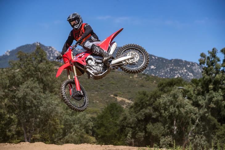 Honda CRF450R de MX y la CRF450RX de enduro 2021.