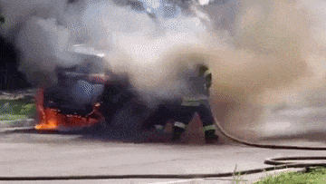 Un Toyota RAV4 se quema