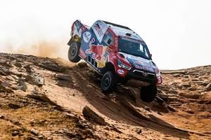 Al Attiyah y Sainz recortan distancias