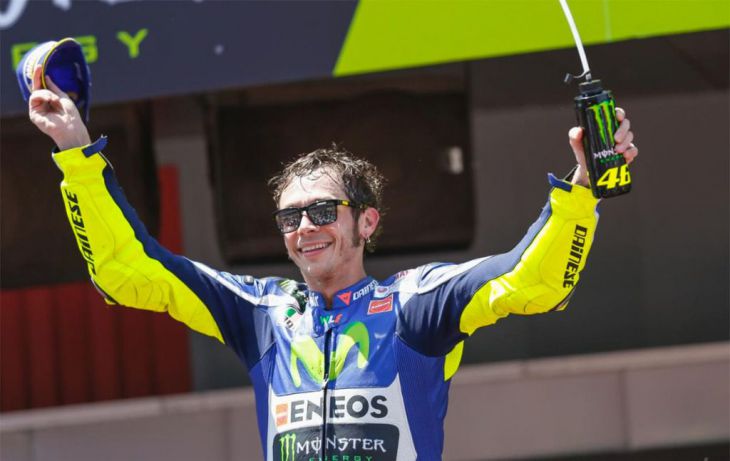 Rossi da una patada a una aficionada en Cheste