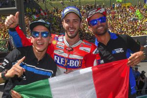 El triplete italiano en imágenes:Migno (Moto), Pasini (Moto2) y Dovizioso (MotoGP)