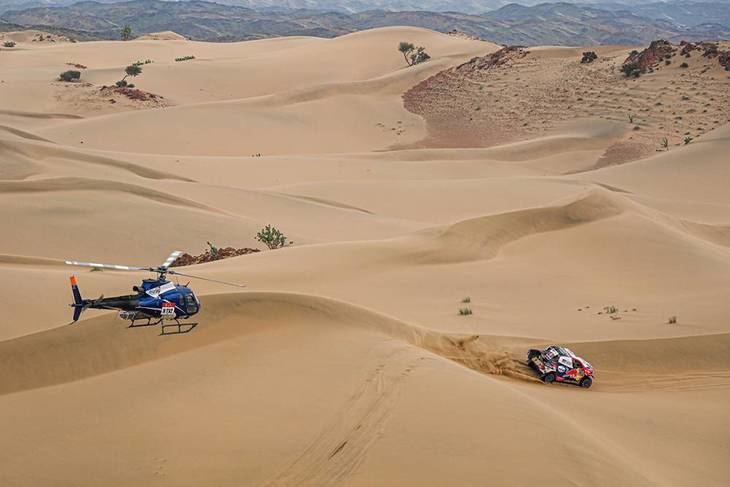 Al Attiyah ataca, pero Peterhansel se defiende. Barreda se retira