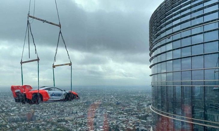 Un apartamento de lujo en Melbourne incorpora un McLaren Senna GTR: Mira cómo lo llevaron hasta el piso 57