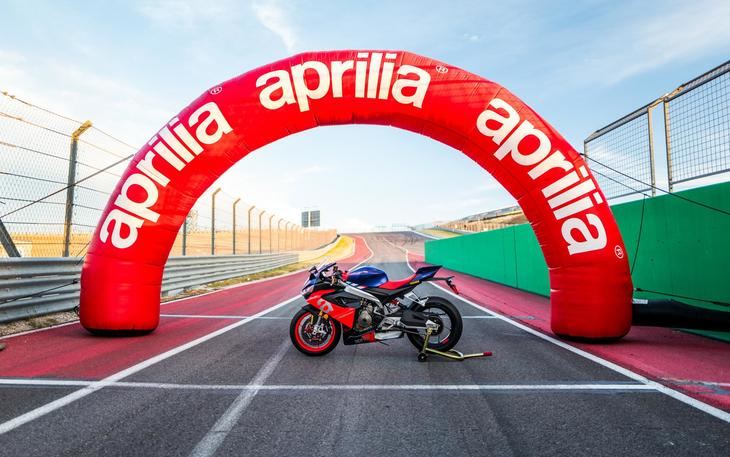 Quieres probar una moto del fábricante de Noale. Inscríbete en los Aprilia Racers Days