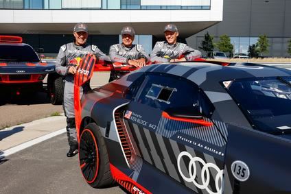 Los pilotos de Audi Sport en el Dakar experimentan la evolución de los prototipos electrificados de la firma alemana