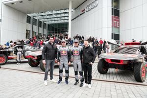 Los pilotos de Audi Sport para el Dakar visitan la planta de Ingolstadt