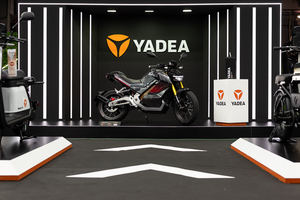 Súbete al futuro con Keeness. La primera motocicleta naked con baterías extraíbles de YADEA