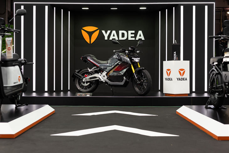 Súbete al futuro con Keeness. La primera motocicleta naked con baterías extraíbles de YADEA