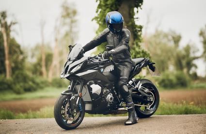Descubre el prototipo M 1000 XR de BMW Motorrad: la moto crossover perfecta para carreteras y circuitos