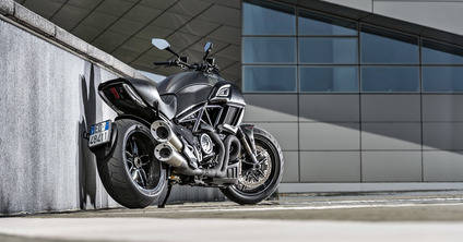 La Ducati Diavel se viste de carbono