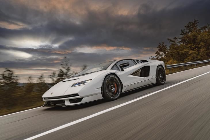 El Lamborghini Countach LPI 800-4 sale a la carretera