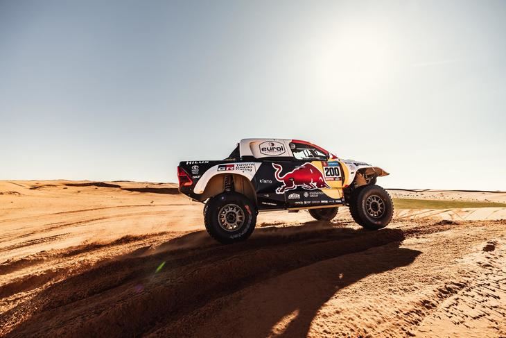 Nasser Al-Attiyah “da un golpe sobre la mesa” y logra el triunfo de la quinta etapa del Dakar 2023