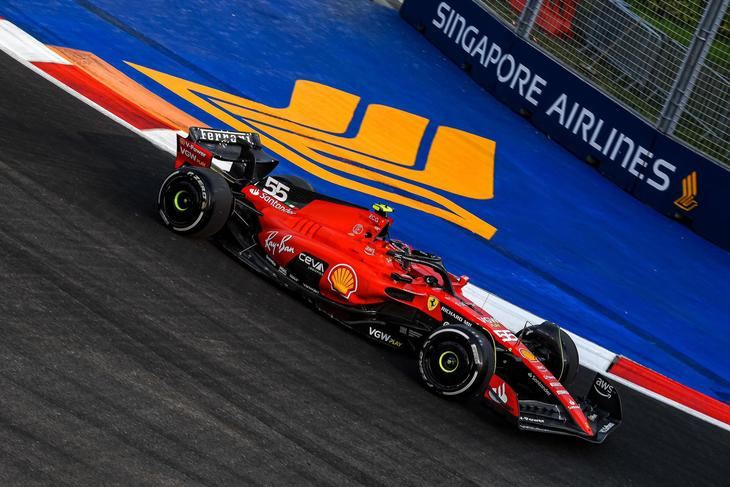 Carlos Sainz lidera los entrenamientos libres del GP de Singapur