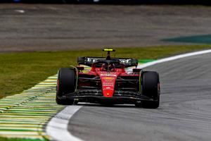 Carlos Sainz lidera el doblete de Ferrari en los libres del Gran Premio de Brasil