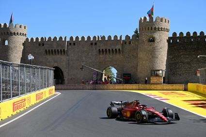 Leclerc manda el primer día del GP de Azerbayán.