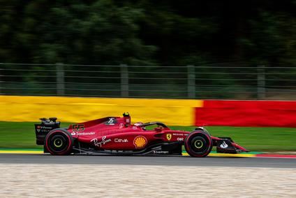 Sainz partirá desde el primer lugar del GP de Bélgica tras la sanción a Verstappen