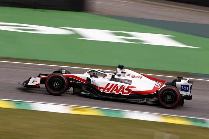 Magnussen logra la pole para la carrera sprint del GP de Brasil