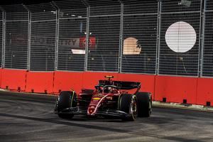 Sainz marca la pauta el primer día del GP de Singapur