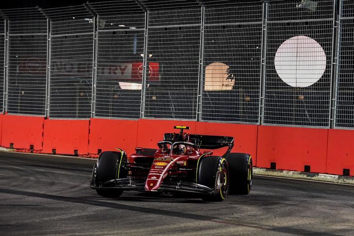 Sainz marca la pauta el primer día del GP de Singapur