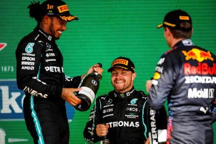 Hamilton consigue la victoria en Interlagos después de una impresionante remontada