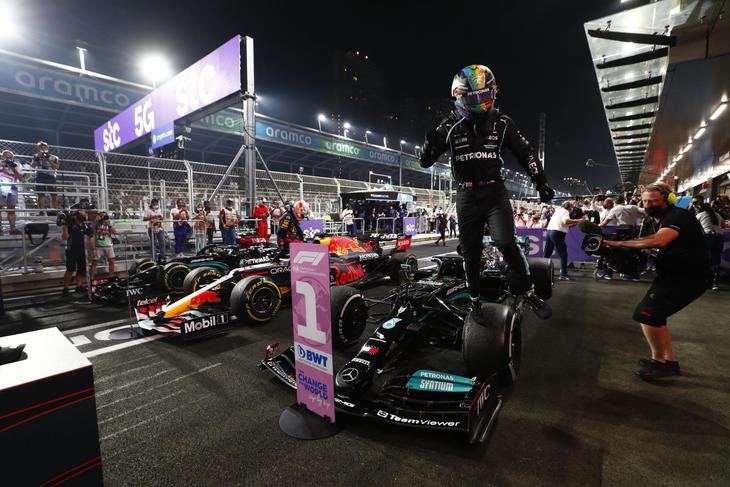 Hamilton gana el GP de Arabia Saudi seguido de un “guarro” Verstappen que sobrepasó los límites de seguridad.