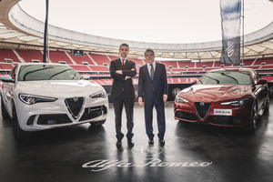 Los jugadores de la primera plantilla del Atletico de Madrid reciben sus nuevos Alfa Romeo