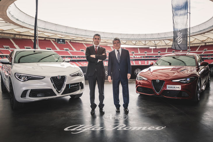 Los jugadores de la primera plantilla del Atletico de Madrid reciben sus nuevos Alfa Romeo