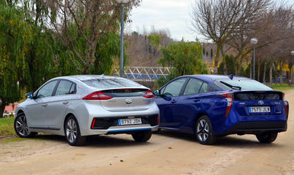 Hyundai Ioniq Frente al Toyota Prius