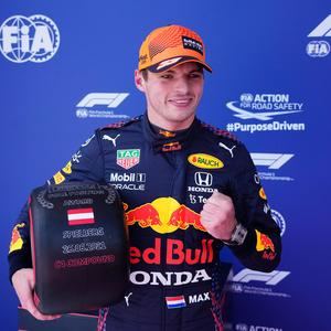 Verstappen consigue la pole por delante de los Mercedes