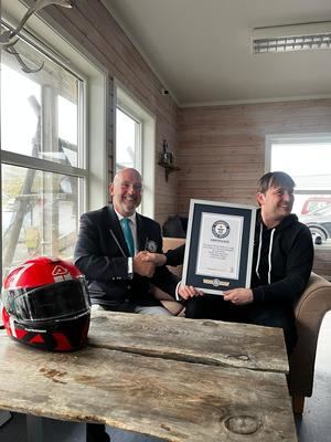 Acerbis bate récord Guinness al recorrer en moto la mayor distancia sin repostar