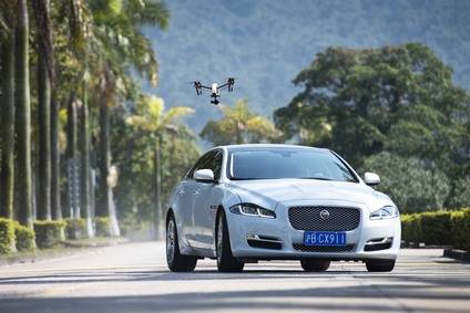 El Jaguar XJ se enfrenta a un dron de última generación