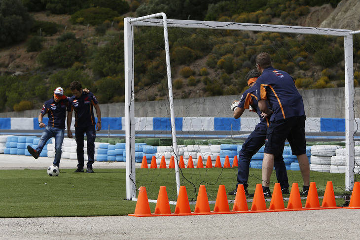 Marc Márquez y su equipo se pasan al fútbol