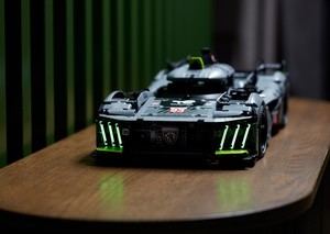 Eres un fanático de las carreras. Construye tu propio modelo del hypercar Peugeot 9X8 con LEGO Technic