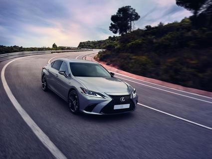 La gama ES 300h de Lexus se pone al día