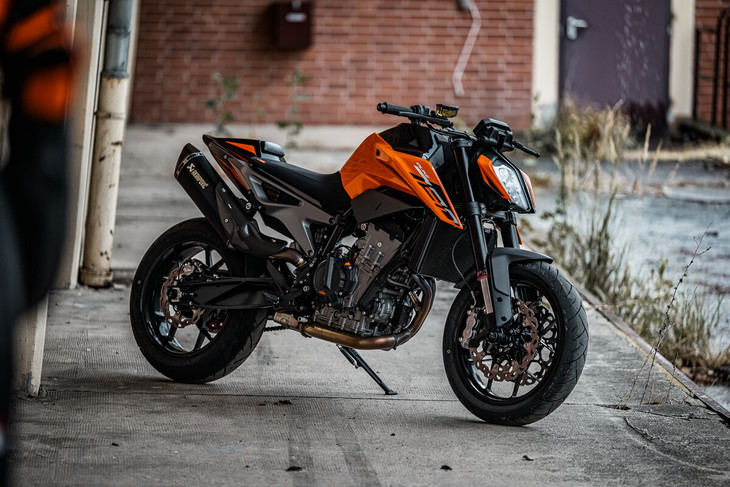 La KTM 790 DUKE 2024 desafía las leyes de la física con su potente motor y agilidad incomparable