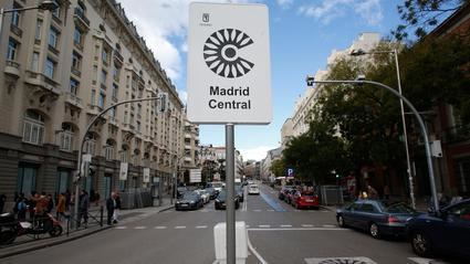 Madrid vetará en 2025 a los coches sin etiqueta