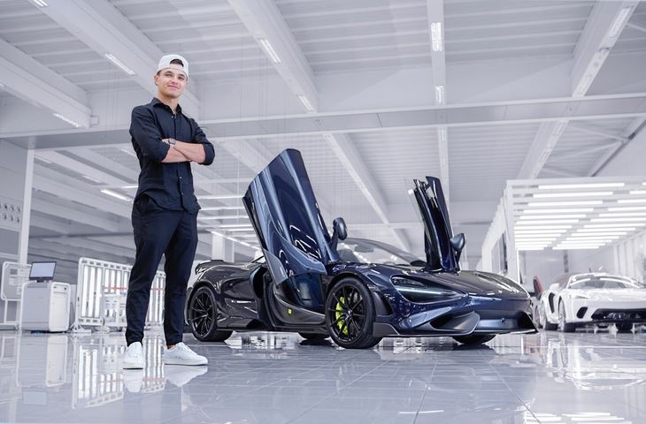 El piloto de Fórmula 1 Lando Norris recibe su McLaren 765LT Spider personalizado