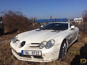 Mercedes Benz SLR McLaren abandonado