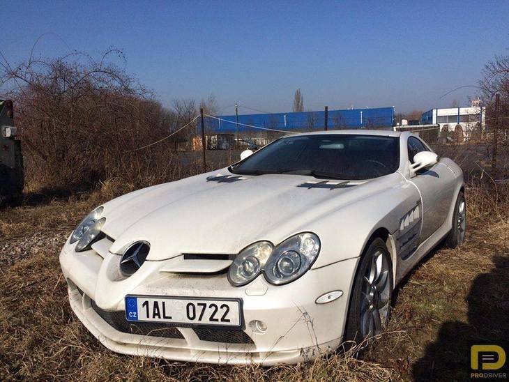 Mercedes Benz SLR McLaren abandonado