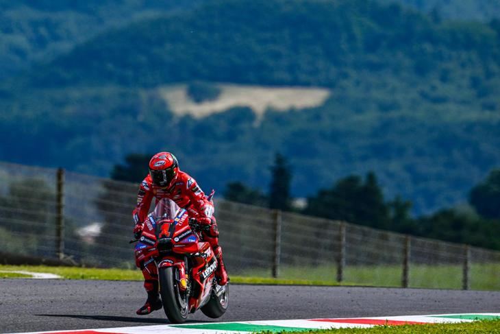 Francesco Bagnaia marca el ritmo el primer día del Gran Premio de Italia de MotoGP