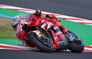Marc Márquez vuelve a reinar en Motegi y amenaza el liderato de Martín
