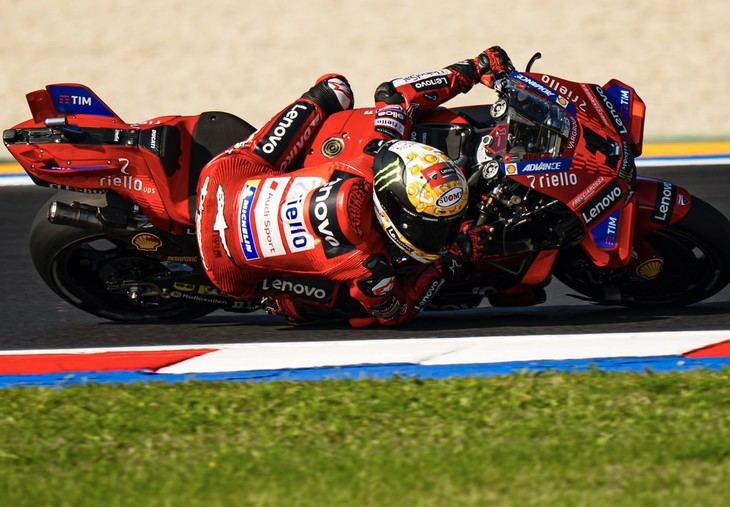 Francesco Bagnaia logra la victoria en la Sprint del Gran Premio de Emilia-Romaña y amenaza el liderato de Jorge Martín