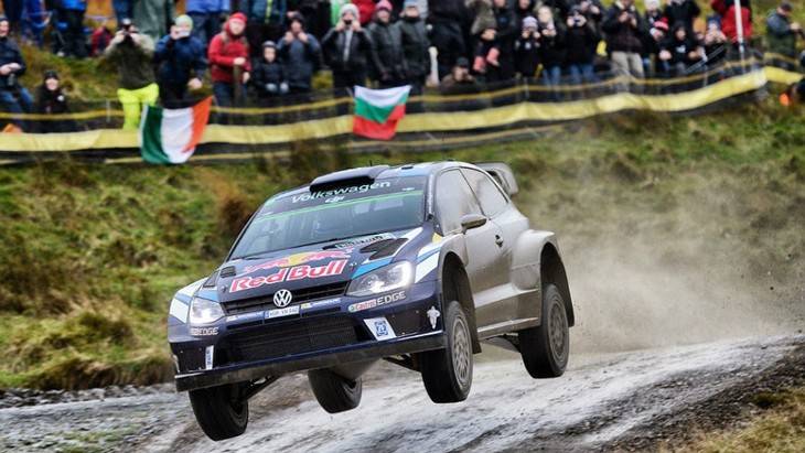 Ogier se adelanta en el barro