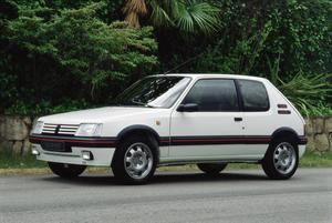 Sabías que el PEUGEOT 205 T16 cambió la historia del rally. Descubre su legado